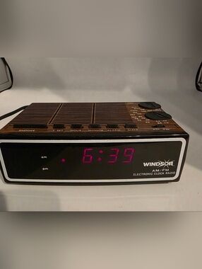 Vintage Windsor Brown Digital AM/FM Electronic Clock Radio with Red LED